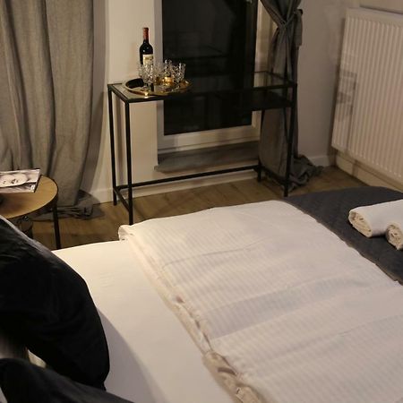 Concept Red Apartment Krakow Bagian luar foto